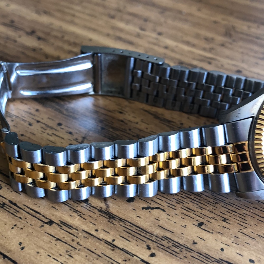 Vintage Gold/Silver Quartz Watch - Picture 5 of 10